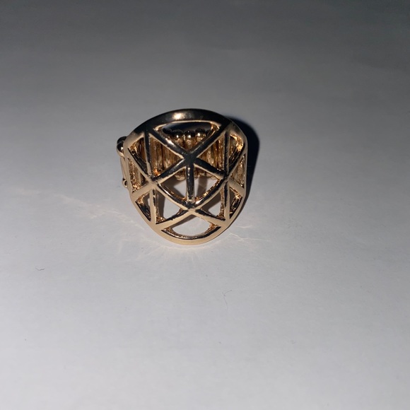 GOLD RING - Picture 2 of 4